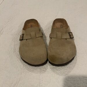 Birkenstock Boston Clog.Suede Tan, size37. water mark left toe area.Lightly worn